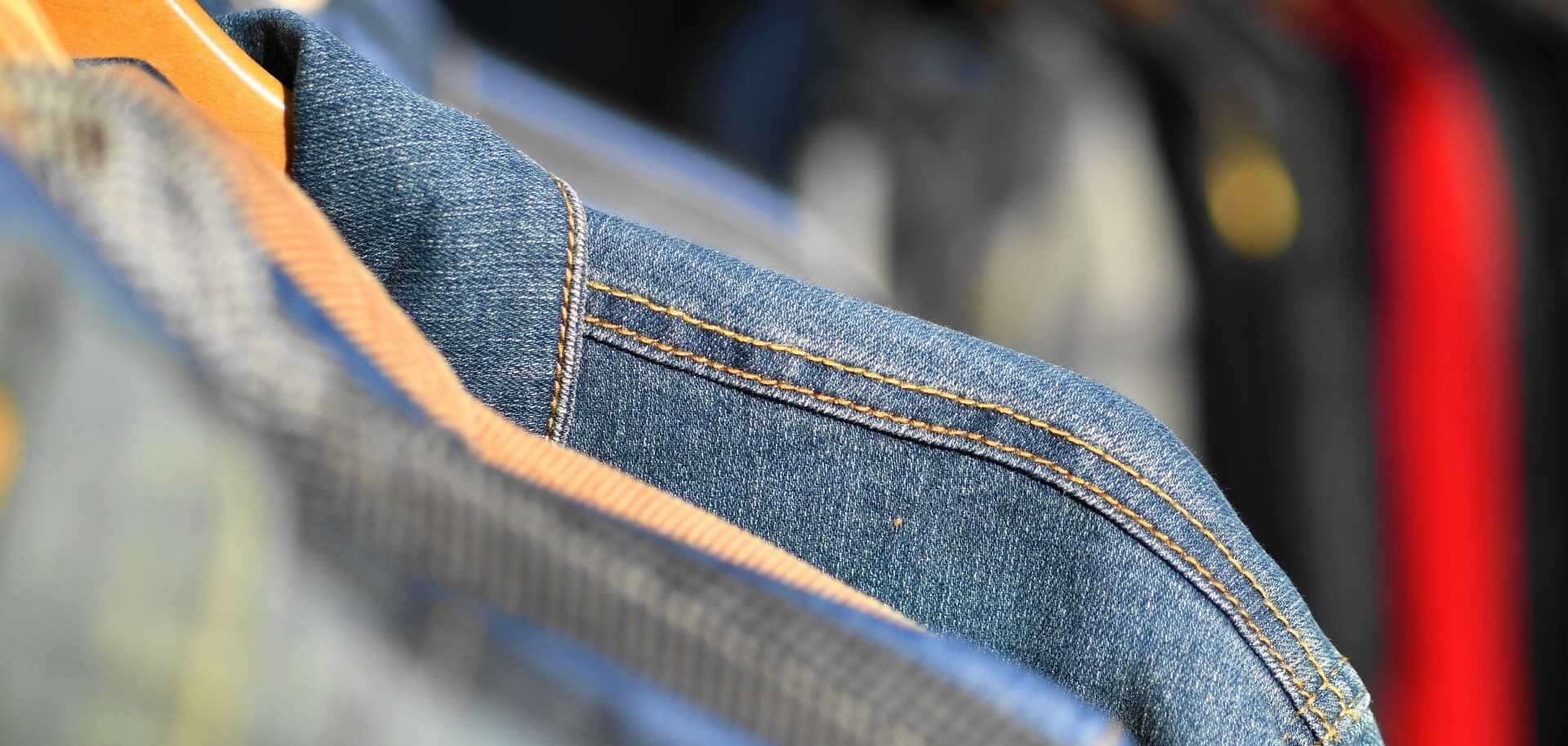 セカンドストリートの店舗内で衣料品やブランド品のリユース商品が並ぶ様子